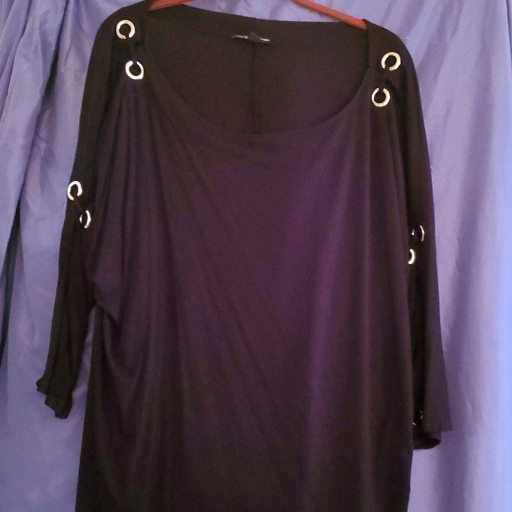 Womens black 1x stylish and comfortable top. 3/4 sleeve with grommet closure.